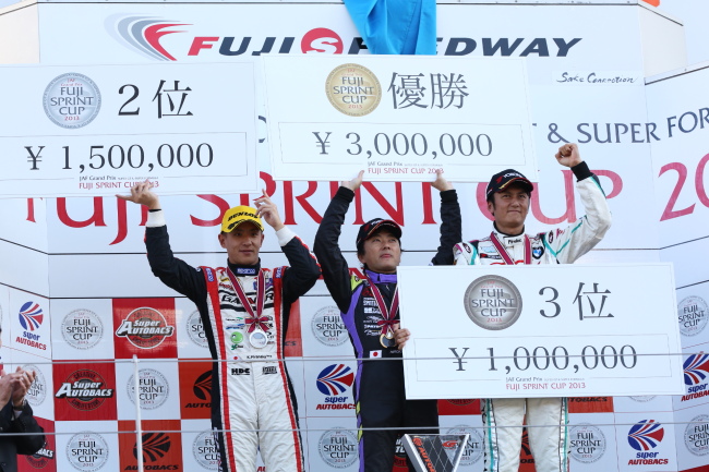 スーパーGT300クラス第2レース決勝: 表彰式:優勝・加藤寬規、2位・平中克幸、3位・谷口信輝
