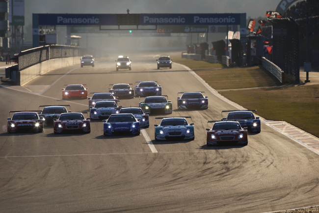 スーパーGT500クラス第2レース決勝: 22周の決勝レースがスタートした