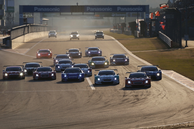 スーパーGT500クラス第2レース決勝: 22周の決勝レースがスタートした