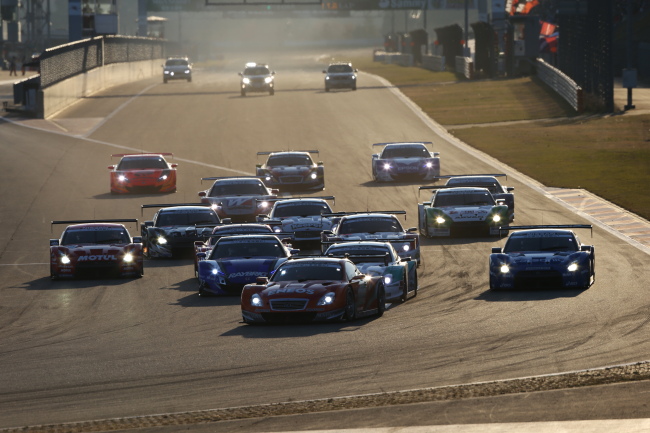 スーパーGT500クラス第2レース決勝: 22周の決勝レースがスタートした