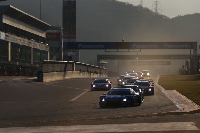 スーパーGT500クラス第2レース決勝: ジョアオ・パオロ・デ・オリベイラを先頭とした3位争い