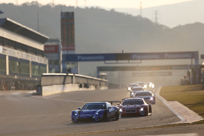 スーパーGT500クラス第2レース決勝: 4位伊沢拓也に平手晃平が迫る