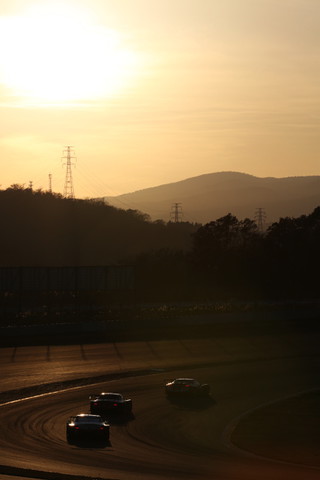 スーパーGT500クラス第2レース決勝: 夕暮れ迫る100Rをゆく