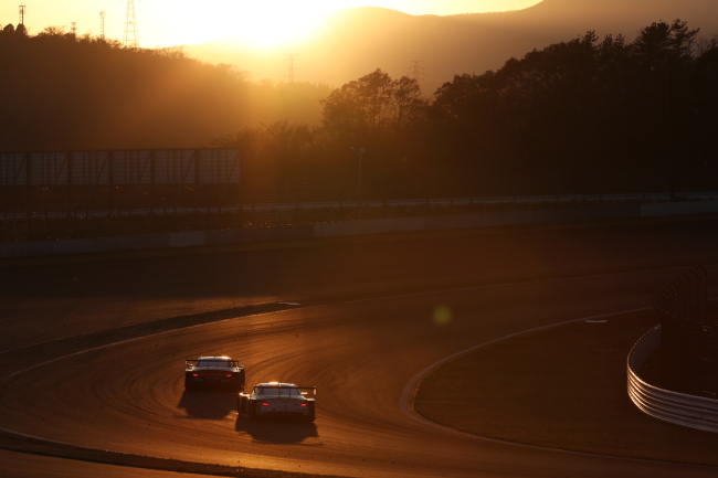 スーパーGT500クラス第2レース決勝: 大島和也と中嶋一貴のトップ争い