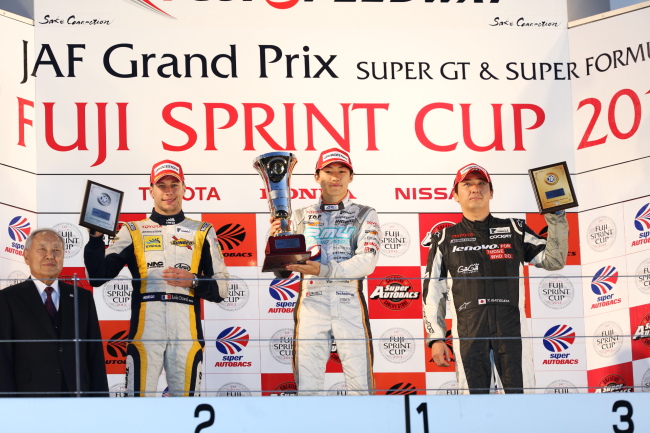 スーパーフォーミュラ決勝表彰式: 優勝・国本雄資、2位・ロイック・デュバル、3位・松田次生