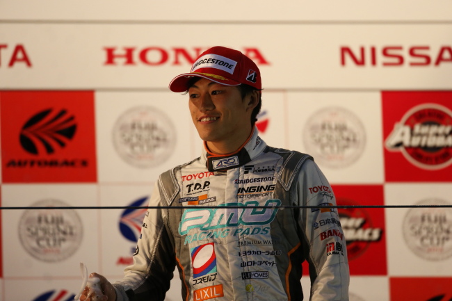 スーパーフォーミュラ決勝表彰式: 優勝した国本雄資（P.MU/CERUMO·INGING）