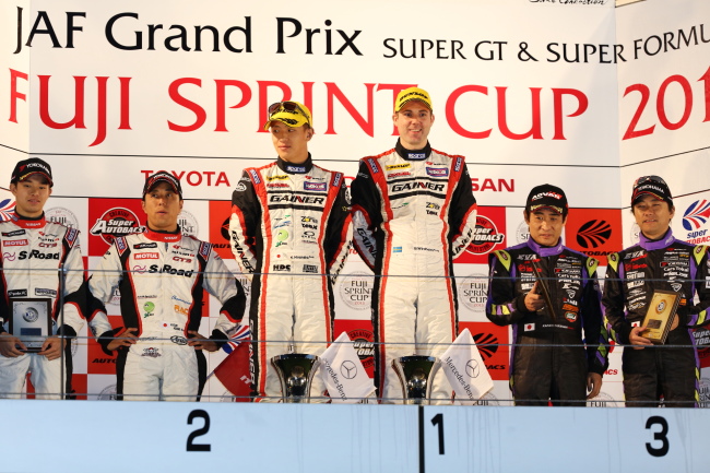 スーパーGT300クラス総合表彰式: 優勝・ビヨン・ビルドハイム／平中克幸組、2位・佐々木大樹／星野一樹組、3位・高橋一穂／加藤寬規組