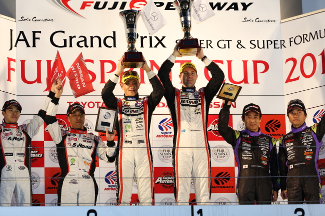 スーパーGT300クラス総合表彰式: 優勝・ビヨン・ビルドハイム／平中克幸組、2位・佐々木大樹／星野一樹組、3位・高橋一穂／加藤寬規組