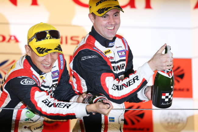 スーパーGT300クラス総合表彰式: 優勝したビヨン・ビルドハイム／平中克幸組のシャンパンファイト