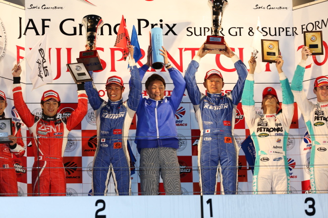 スーパーGT500クラス総合表彰式: 優勝・金石年広／塚越広大組、2位・立川祐路／平手晃平組、3位・ジェームス・ロシター／中嶋一貴組