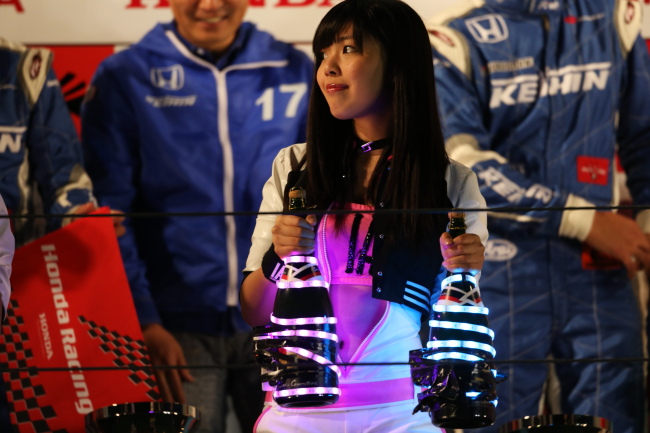 スーパーGT500クラス総合表彰式: まもなくシャンパンファイト