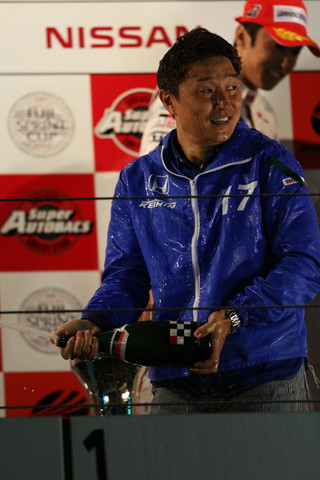 スーパーGT500クラス総合表彰式: シャンパンファイトは金石勝智監督（リアル）
