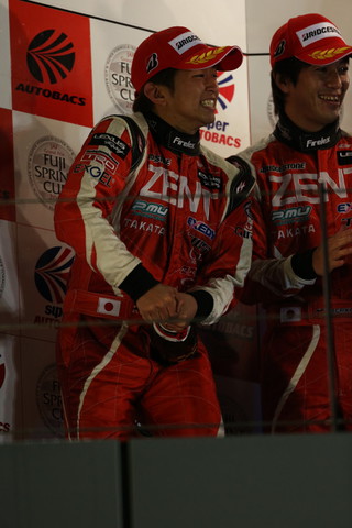 スーパーGT500クラス総合表彰式: シャンパンファイトは立川祐路／平手晃平組