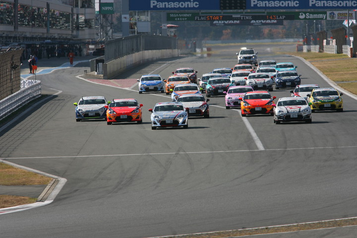 レジェンドカップ: 10周の決勝レースがスタートした