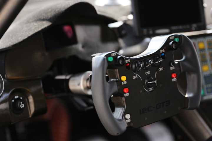 公開車検: GTカーのステアリング