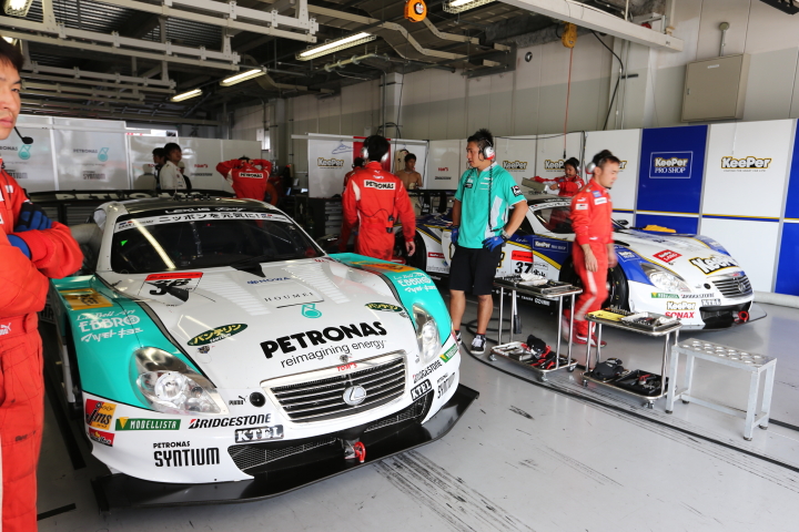 公式練習: 	PETRONAS TOM'S SC430（中嶋一貴／ジェームス・ロシター組）