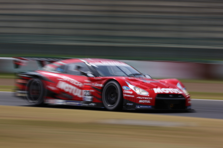 公式練習: MOTUL AUTECH GT-R（柳田真孝／ロニー・クインタレッリ組）