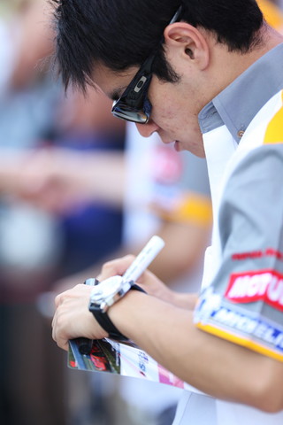 ピットウォーク: 山本尚貴（ウイダー モデューロ HSV-010）