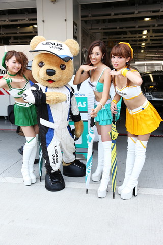 ピットウォーク: レクサスクマ吉くんとレースクイーン