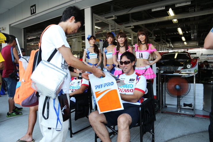 ピットウォーク: サインする石浦宏明（DENSO KOBELCO SC430）