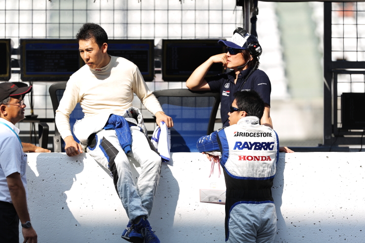 ノックアウト予選Q2: 小暮卓史と伊沢拓也（RAYBRIG HSV-010）