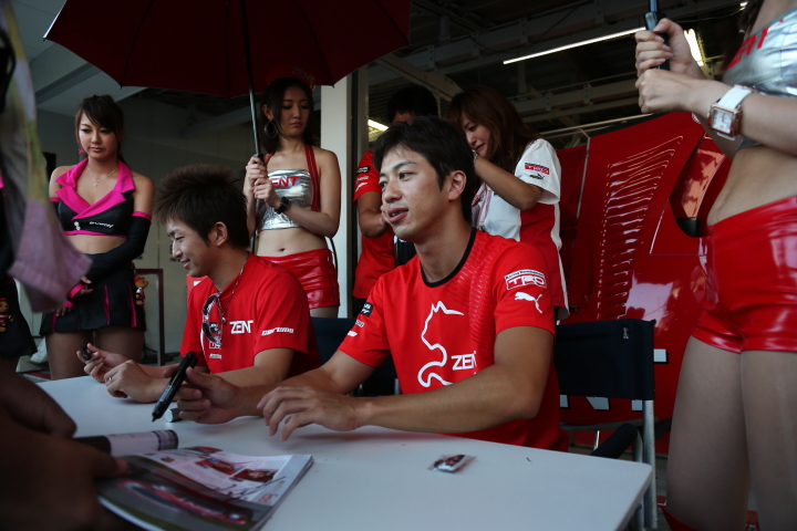 キッズウォーク: サインする平手晃平と立川祐路（ZENT CERUMO SC430）