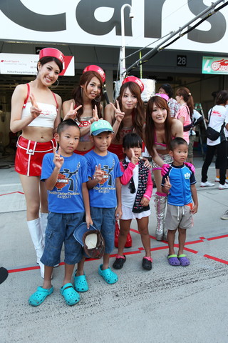 キッズウォーク: レースクイーンと子供たち