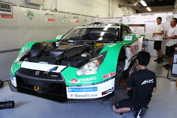 キッズウォーク: D'station ADVAN GT-R（安田裕信／ミハエル・クルム組）