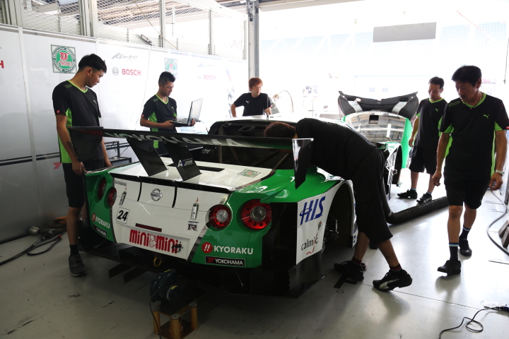 フリー走行: D'station ADVAN GT-R（安田裕信／ミハエル・クルム組）