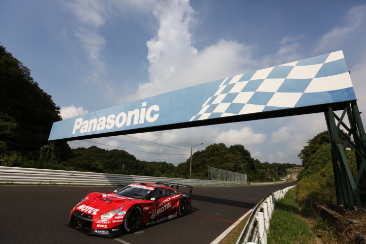 フリー走行: MOTUL AUTECH GT-R（柳田真孝／ロニー・クインタレッリ組）