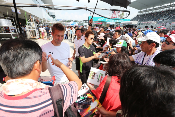 ピットウォーク: サインをするミハエル・クルムと安田裕信（D'station ADVAN GT-R）