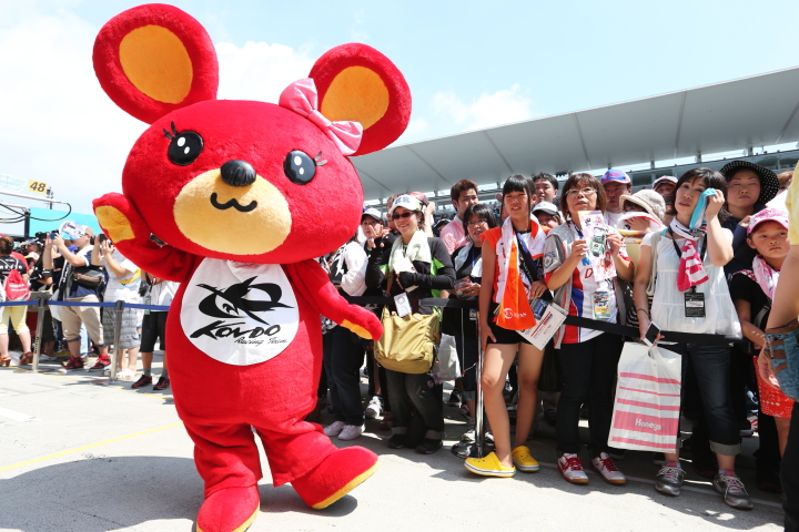 ピットウォーク: コンドーレーシングのゆるキャラ？