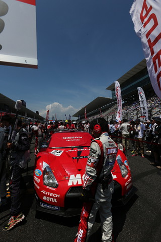 スターティンググリッド: MOTUL AUTECH GT-R（柳田真孝／ロニー・クインタレッリ組）