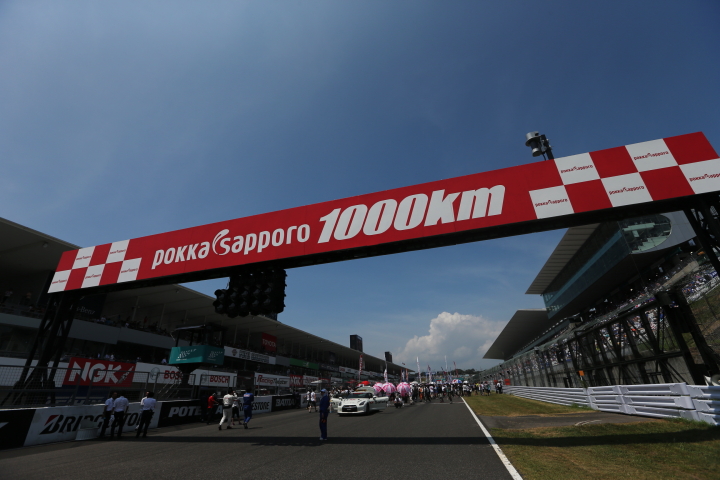 スターティンググリッド: 青空が広がるメーンストレート