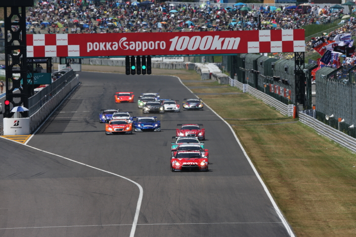決勝レース: GT500クラスのスタートシーン