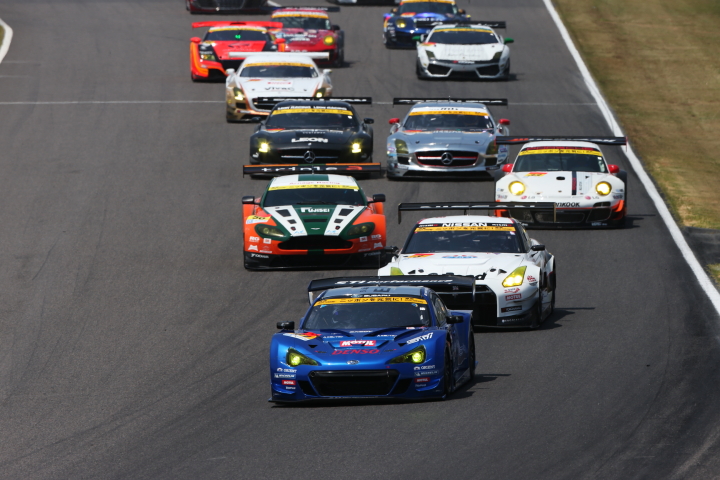 決勝レース: GT300クラスのスタートシーン