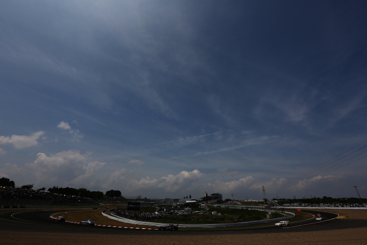 決勝レース: 青空の下、1～2コーナーでのバトル