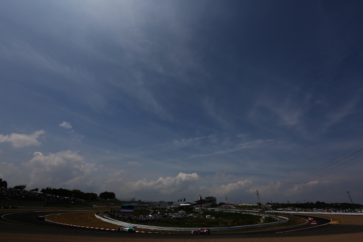 決勝レース: 青空の下、1～2コーナーでのバトル