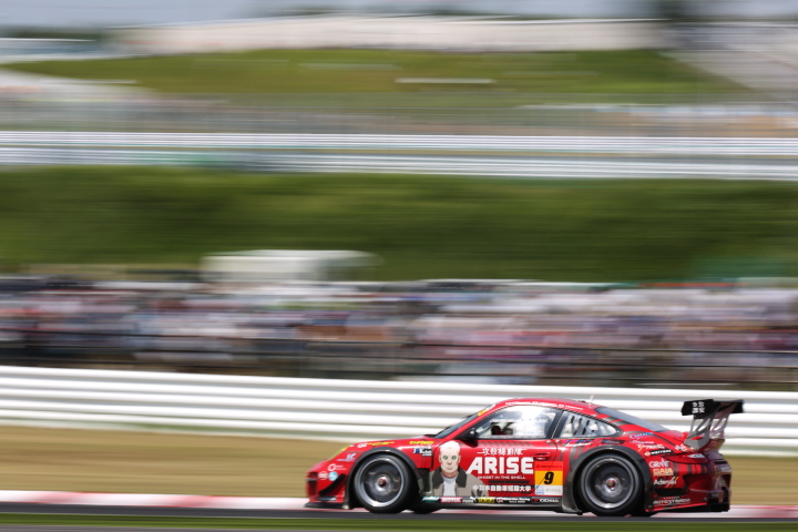 決勝レース: NAC攻殻機動隊ARISE DR ポルシェ（密山祥吾／横幕ゆぅ／坂本祐也組）