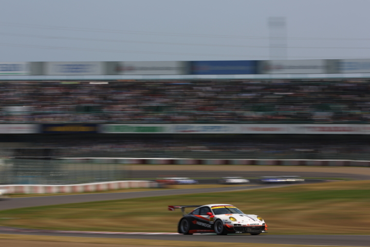 決勝レース: HANKOOK PORSCHE（影山正美／藤井誠暢組）