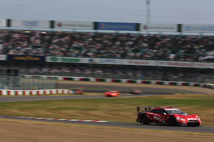 決勝レース: MOTUL AUTECH GT-R（柳田真孝／ロニー・クインタレッリ組）