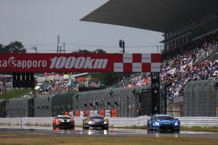 決勝レース: ストレートを行くカルソニックIMPUL GT-R、WedsSport ADVAN SC430、Exe Aston Martin
