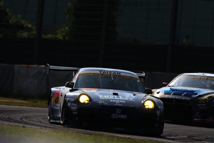 決勝レース: ENDLESS TAISAN PORSCE（峰尾恭輔／横溝直輝組）