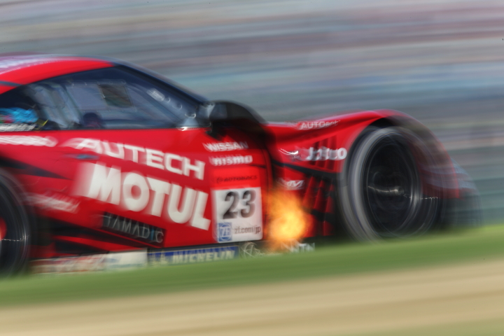 決勝レース: MOTUL AUTECH GT-R（柳田真孝／ロニー・クインタレッリ組）