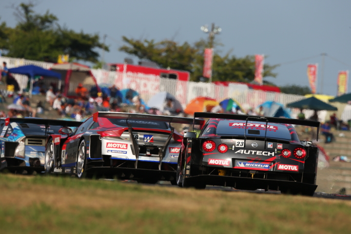 決勝レース: ウイダー モデューロ HSV-010とMOTUL AUTECH GT-Rの優勝争い