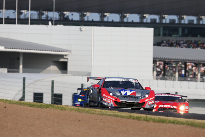 決勝レース: ウイダー モデューロ HSV-010とMOTUL AUTECH GT-Rの優勝争い