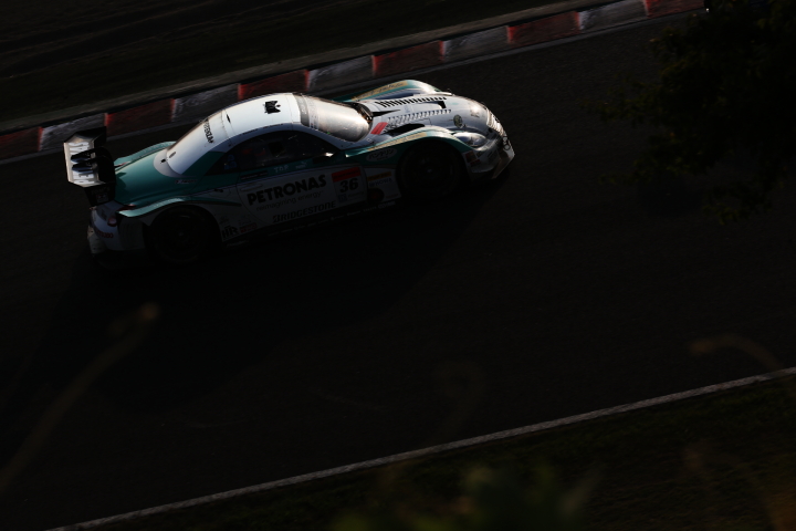 決勝レース: PETRONAS TOM'S SC430（中嶋一貴／ジェームス・ロシター組）