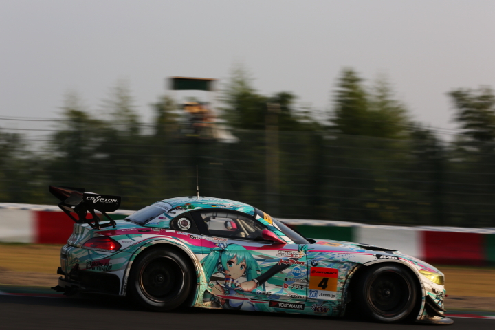 決勝レース: GSR 初音ミク　BMW（谷口信輝／片岡龍也／ヨルグ・ミューラー組）