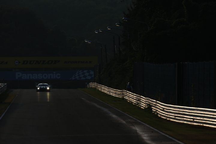 決勝レース: バックストレッチを行く