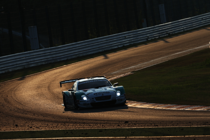 決勝レース: PETRONAS TOM'S SC430（中嶋一貴／ジェームス・ロシター組）